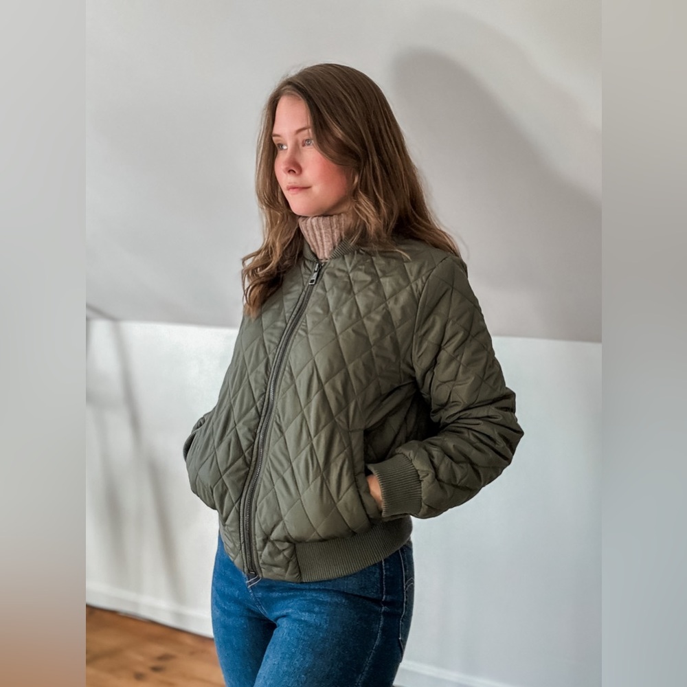 Banana Republic - Green Quilted Bomber Jacket - Small